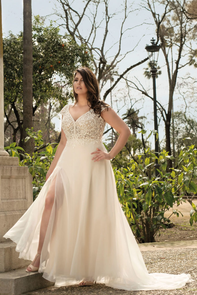 Brautkleid-mode-de-pol-Lovely-A-Linie-Etui-Empire-Chiffon-Tuell-V-Ausschnitt-Curvy-mit20Schlitz-Pailletten-Perlen-Blumendeko-LO-210T-01-scaled-1
