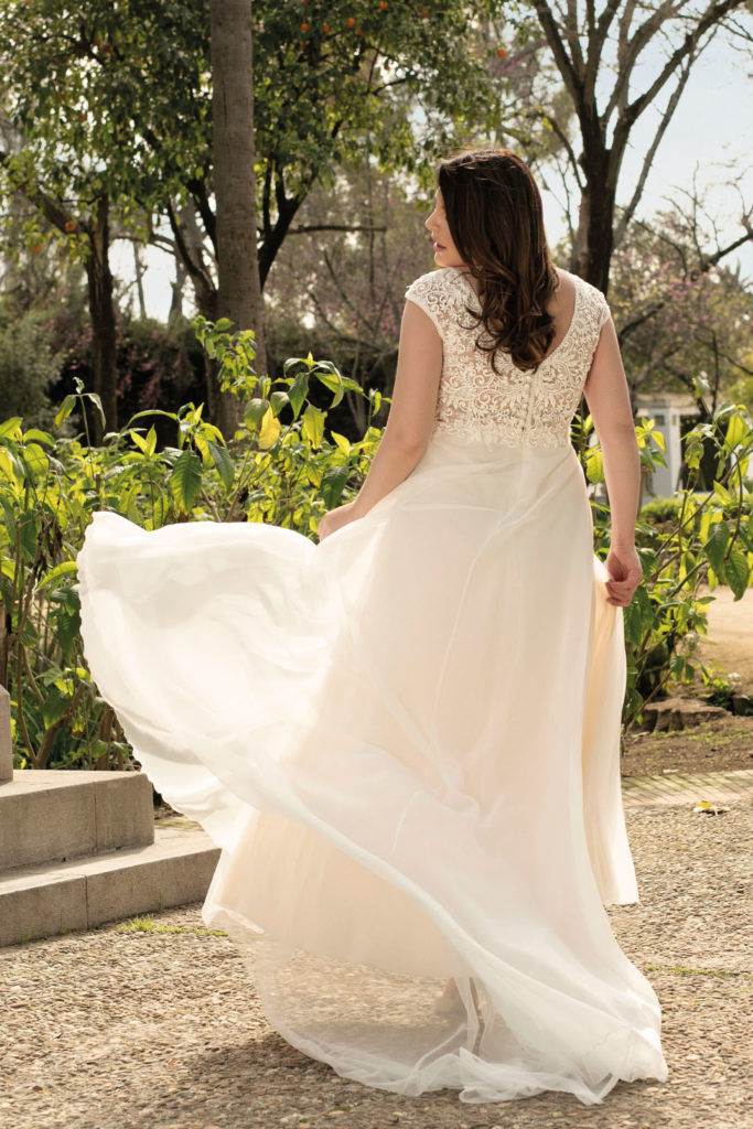 Brautkleid-mode-de-pol-Lovely-A-Linie-Etui-Empire-Chiffon-Tuell-V-Ausschnitt-Curvy-mit20Schlitz-Pailletten-Perlen-Blumendeko-LO-210T-02-scaled-1